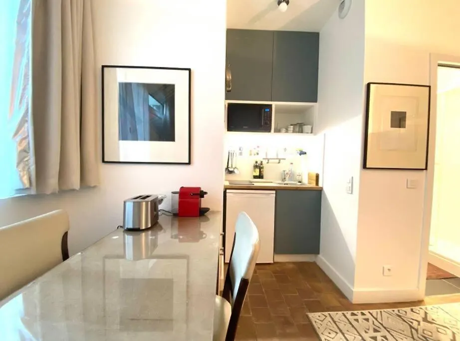 Apartment Tres Joli En Plein Coeur Du 11eme Paris